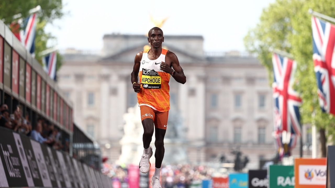 Eliud Kipchoge running alone down The Mall toward the finish of the London Marathon, Buckingham Palace and Union flags behind him.